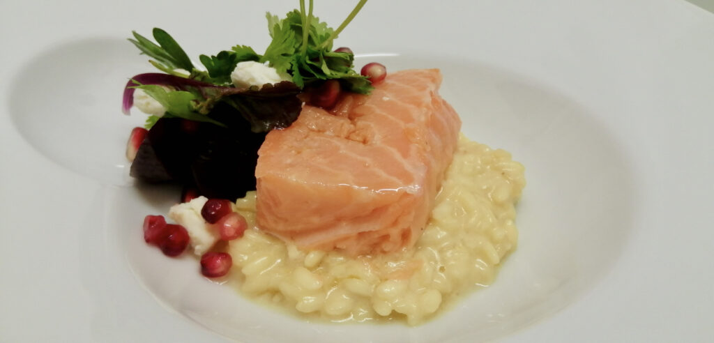 Konfitált lazacfilé Disznókő Inspiration-nal készült krémes risottóval és pácolt céklával